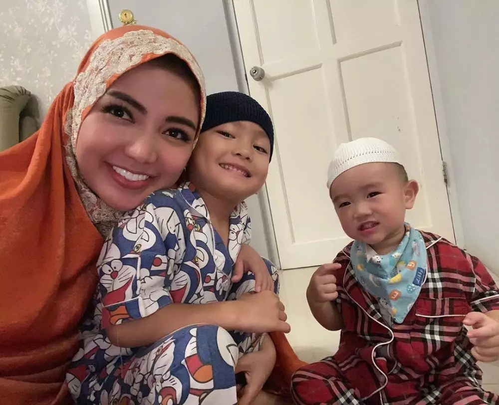 Kedekatan anak kandung dengan anak angkat selebriti © 2020 brilio.net Kedekatan anak kandung dengan anak angkat selebriti © 2020 brilio.net