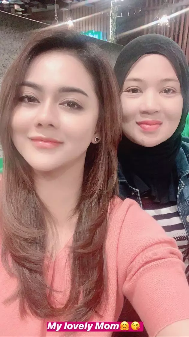Pesona 10 ibu seleb ini cantiknya awet muda Berbagai sumber Pesona 10 ibu seleb ini cantiknya awet muda Berbagai sumber