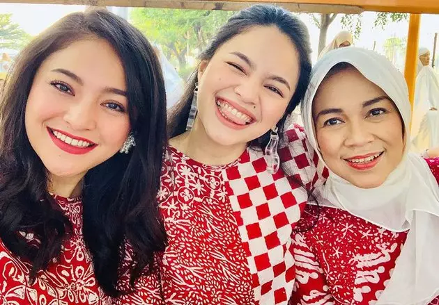 Pesona 10 ibu seleb ini cantiknya awet muda Berbagai sumber Pesona 10 ibu seleb ini cantiknya awet muda Berbagai sumber