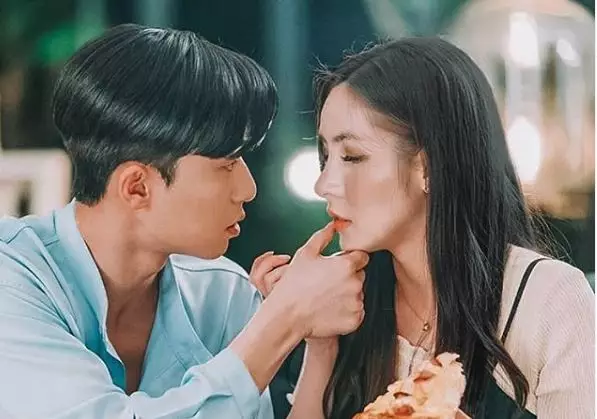 6 Editan foto Halu Angela Lee bareng seleb Korea Instagram