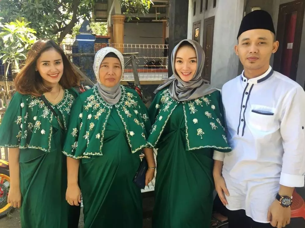 kedekatan Zaskia Gotik bareng ibunya  Instagram