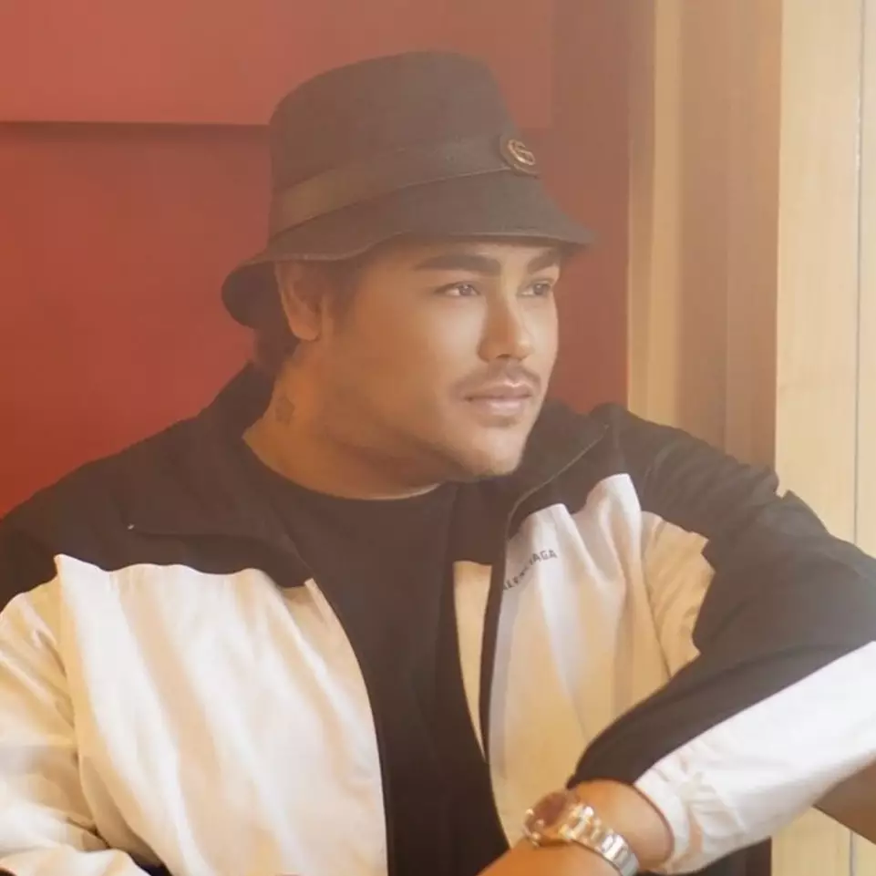 6 Potret ruang kerja Ivan Gunawan, rapi dan elegan