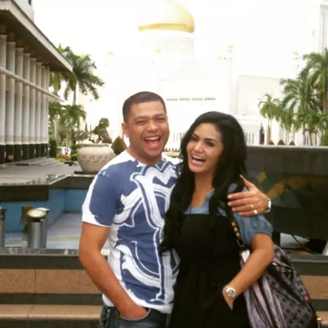 Kemesraan Krisdayanti & Raul Lemos © 2020 brilio.net Kemesraan Krisdayanti & Raul Lemos © 2020 brilio.net