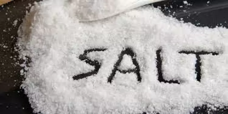 Berkumur air garam bisa atasi virus corona, mitos atau fakta?