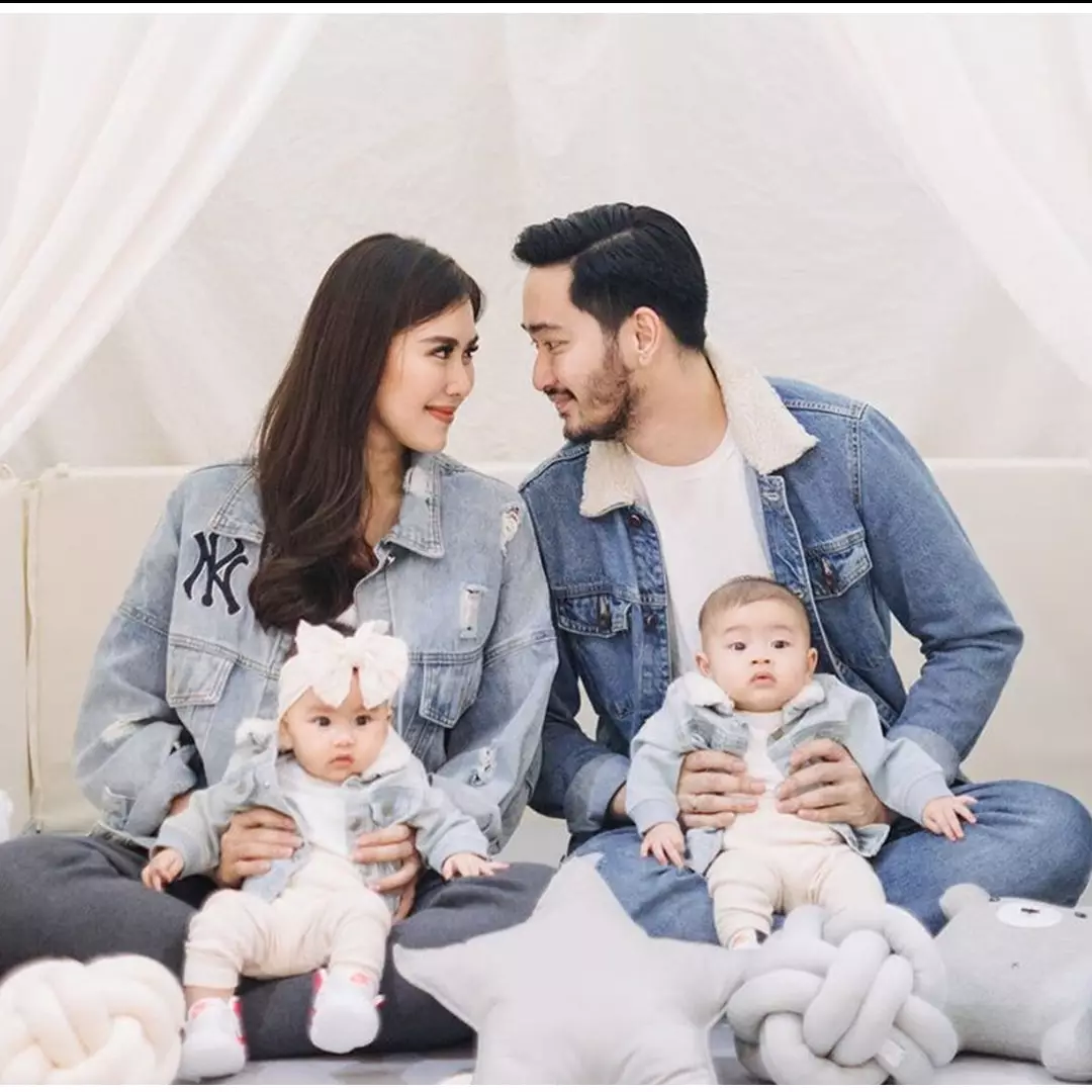 Pemotretan 8 seleb dengan anak kembarnya, penuh kehangatan