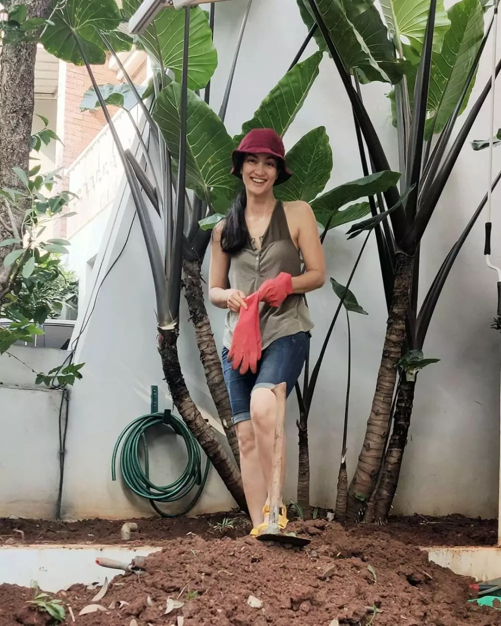 Atiqah Hasiholan berkebun Instagram