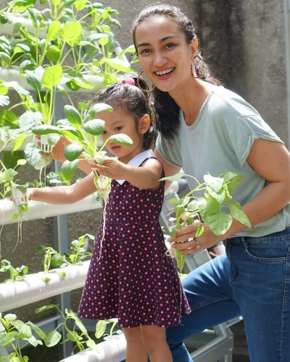 Atiqah Hasiholan berkebun Instagram