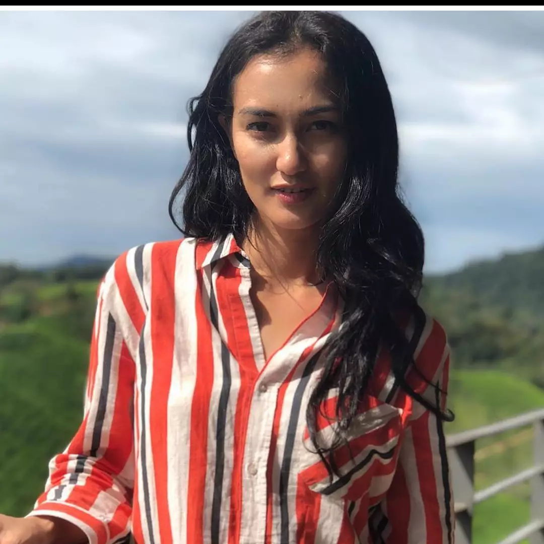 6 Momen seru Atiqah Hasiholan berkebun, ajak anak panen bayam