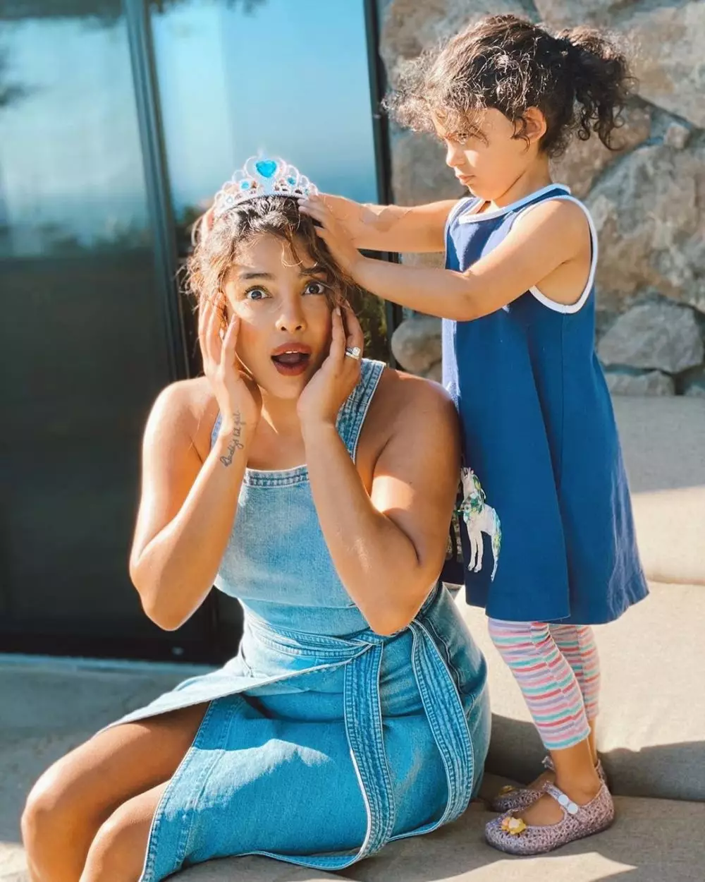 potret priyanka copra bersama anak kecil instagram