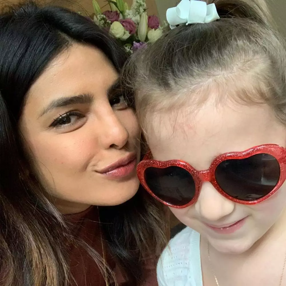 potret priyanka copra bersama anak kecil instagram