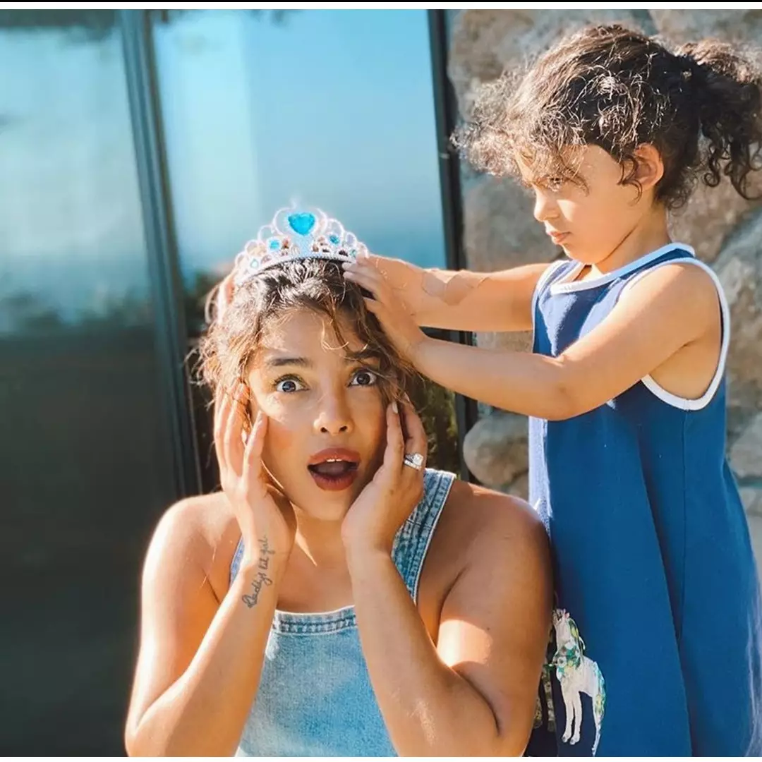 8 Potret Priyanka Copra bersama anak kecil, seru dan bikin gemas