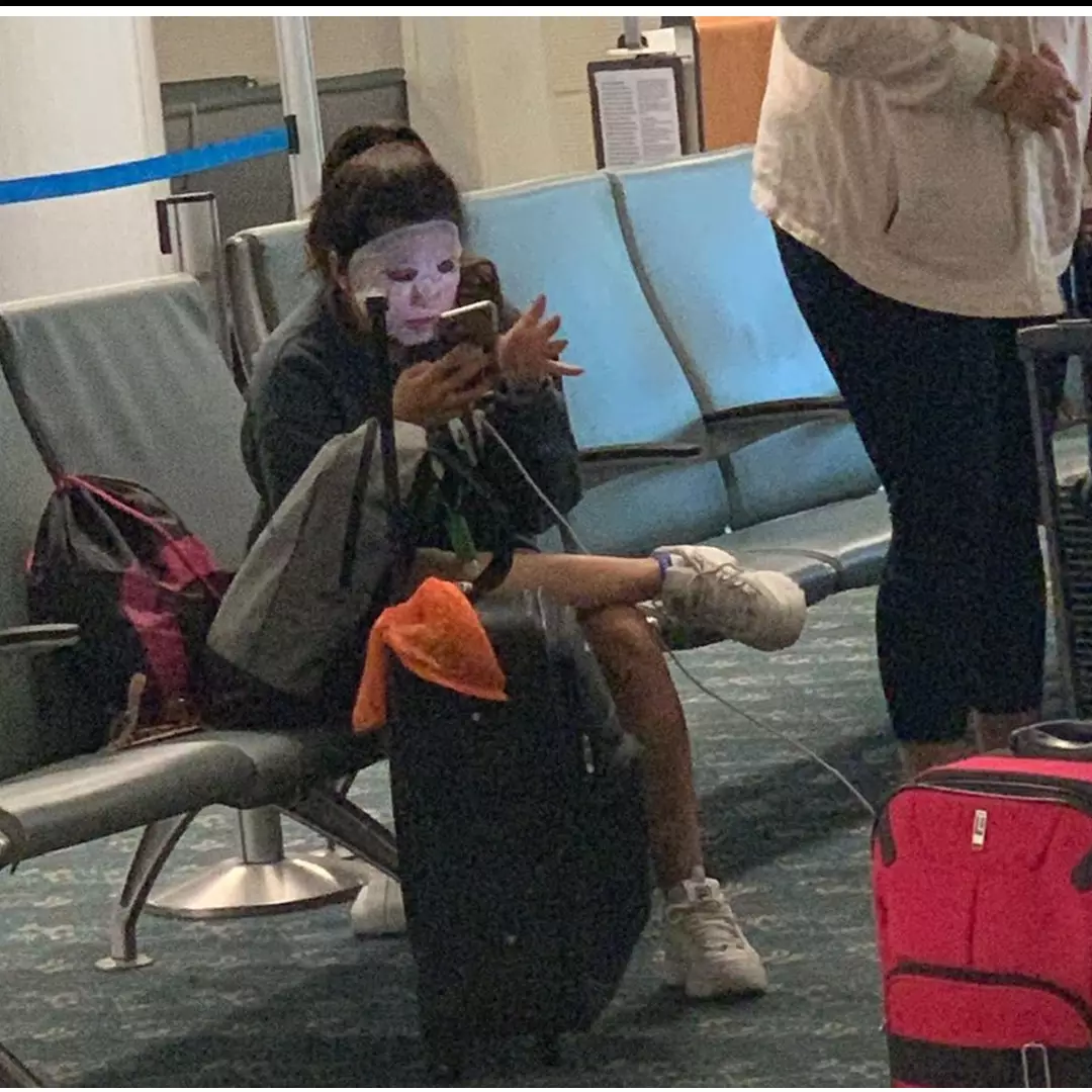 10 Momen kocak saat nunggu di bandara ini, bikin geleng kepala