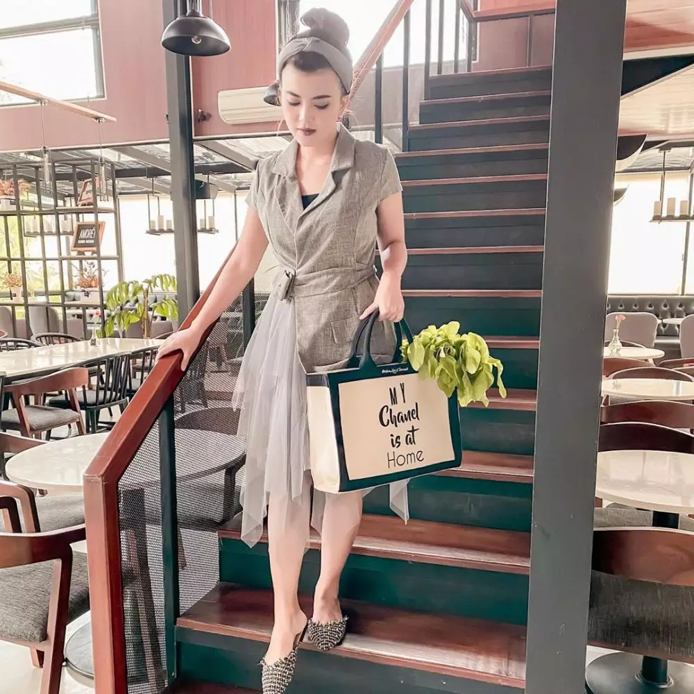 Potret Tania Putri  Potret Tania Putri