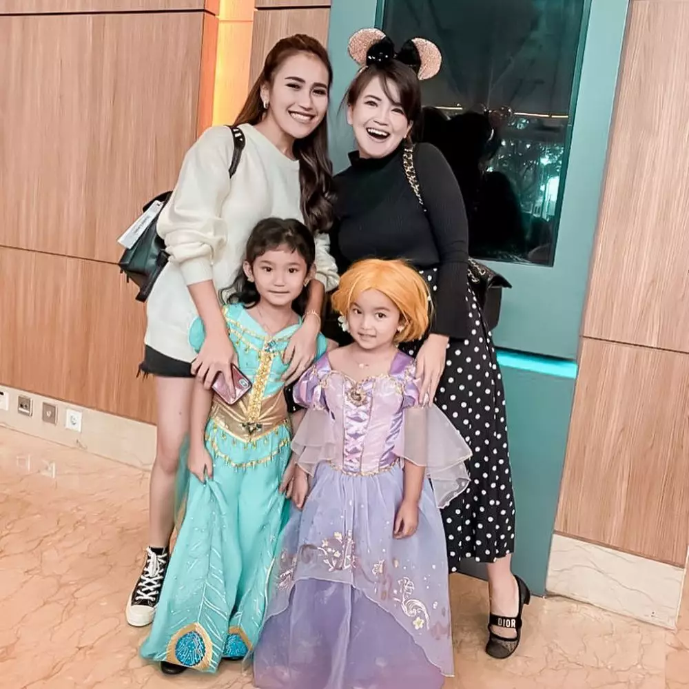 Potret Tania Putri  Potret Tania Putri