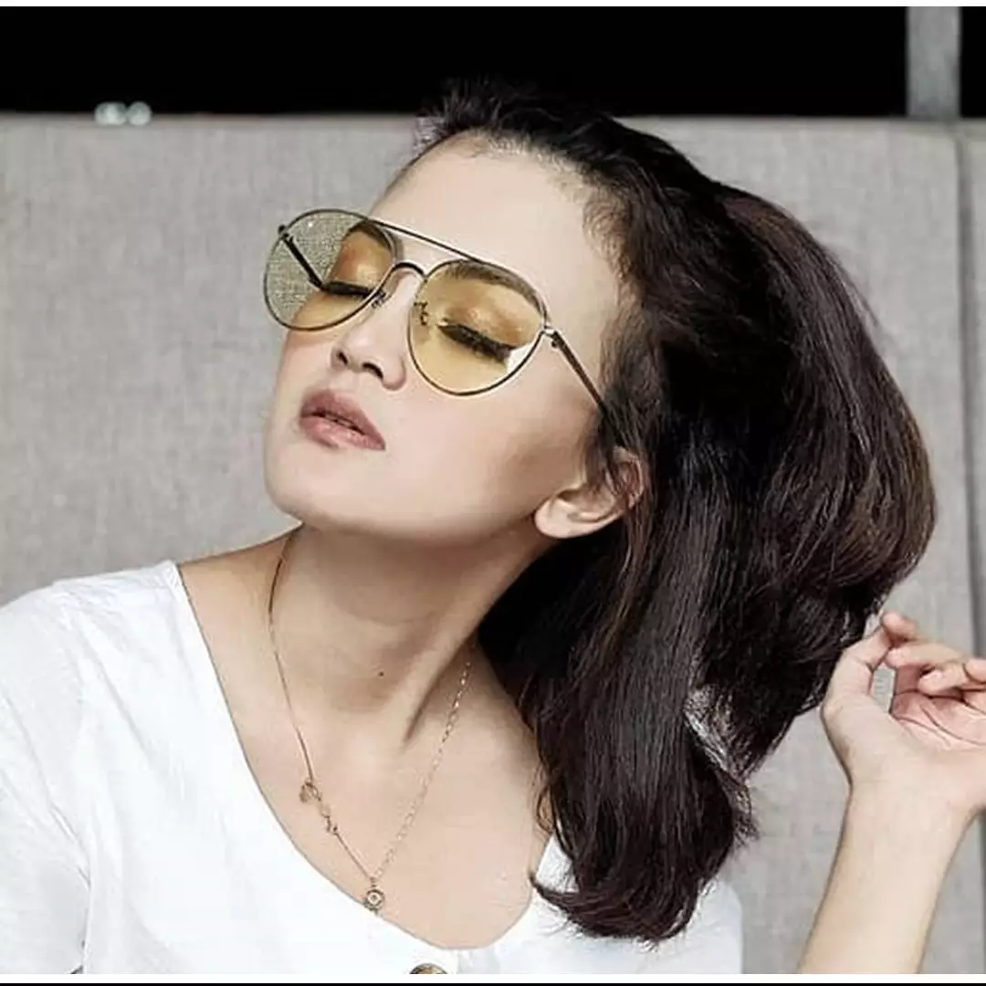 10 Potret Tania Putri 'Kepompong' kini jadi hot mama