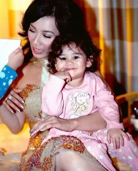 8 Potret masa kecil Zahwa dan Aaliyah Massaid Instagram 8 Potret masa kecil Zahwa dan Aaliyah Massaid Instagram