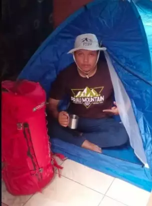 Potret tenda dalam rumah Berbagai sumber Potret tenda dalam rumah Berbagai sumber