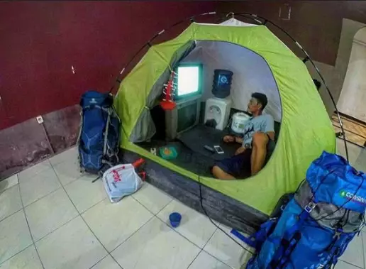 Potret tenda dalam rumah Berbagai sumber Potret tenda dalam rumah Berbagai sumber