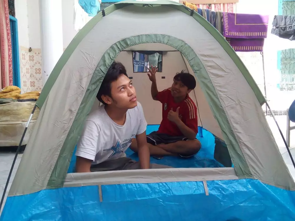 Potret tenda dalam rumah Berbagai sumber Potret tenda dalam rumah Berbagai sumber