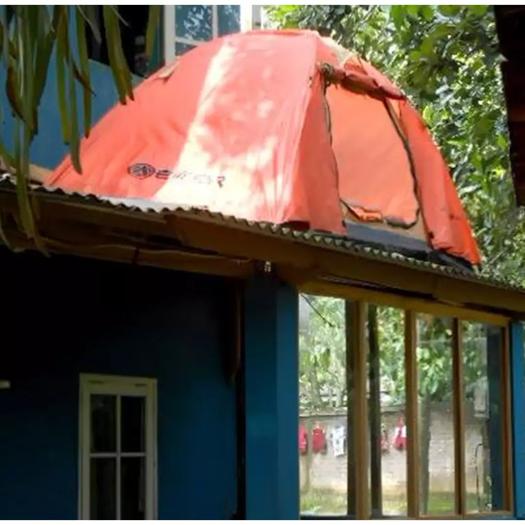 Kangen mendaki, 12 potret tenda dalam rumah ini kocak banget