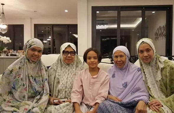 Lebaran BCL ditemani keluarga besar Instagram Lebaran BCL ditemani keluarga besar Instagram