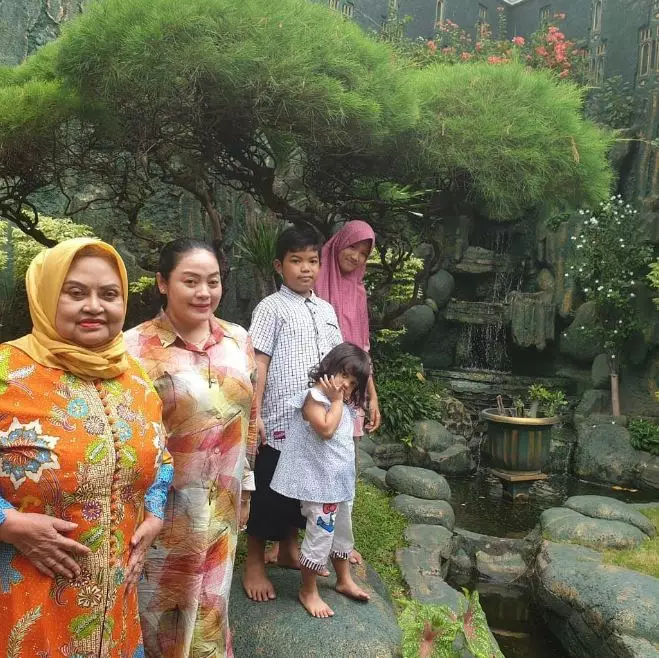 Potret Yan Vellia rayakan Lebaran tanpa Didi Kempot Instagram Potret Yan Vellia rayakan Lebaran tanpa Didi Kempot Instagram