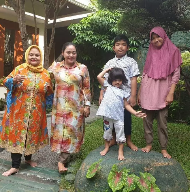 Potret Yan Vellia rayakan Lebaran tanpa Didi Kempot Instagram Potret Yan Vellia rayakan Lebaran tanpa Didi Kempot Instagram