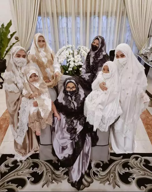 Gaya keluarga Syahrini rayakan Lebaran pakai masker Instagram Gaya keluarga Syahrini rayakan Lebaran pakai masker Instagram