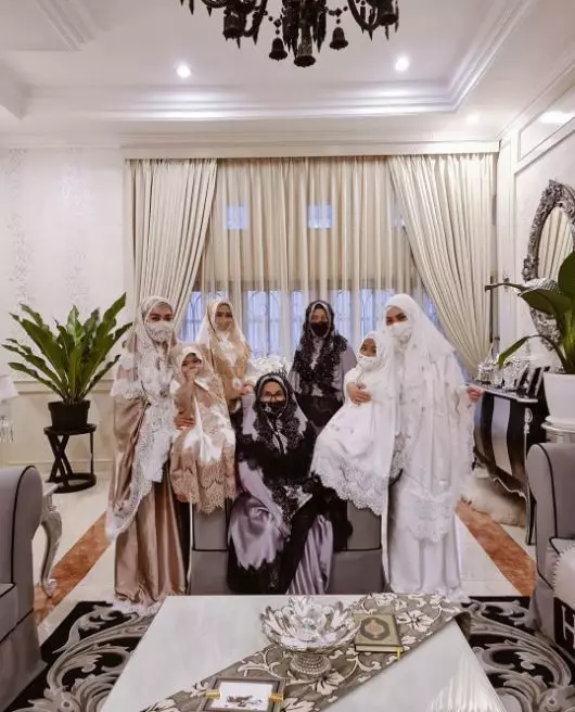 Gaya keluarga Syahrini rayakan Lebaran pakai masker Instagram Gaya keluarga Syahrini rayakan Lebaran pakai masker Instagram