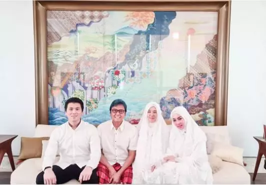 Gaya keluarga Syahrini rayakan Lebaran pakai masker Instagram Gaya keluarga Syahrini rayakan Lebaran pakai masker Instagram