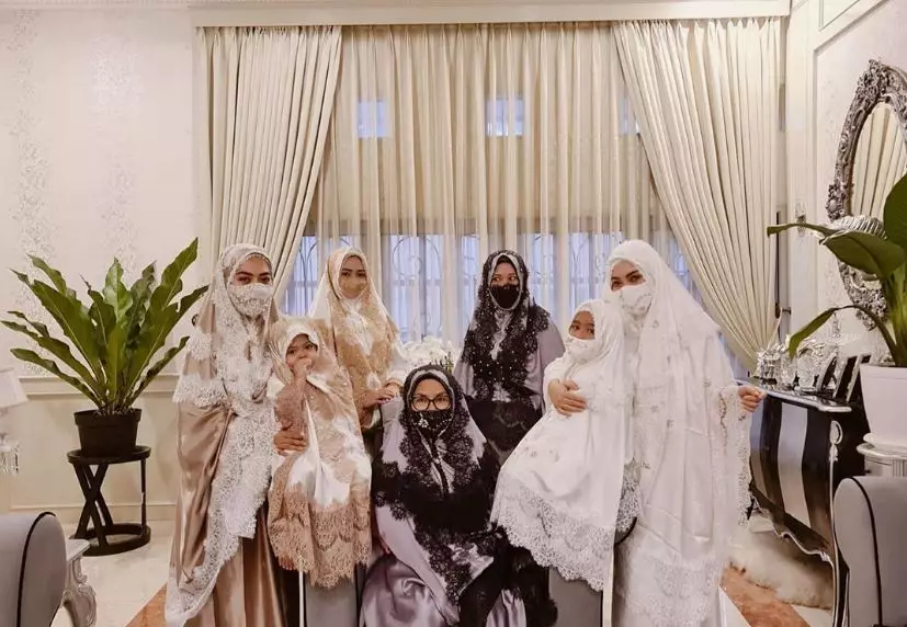 Gaya keluarga Syahrini rayakan Lebaran pakai masker Instagram Gaya keluarga Syahrini rayakan Lebaran pakai masker Instagram