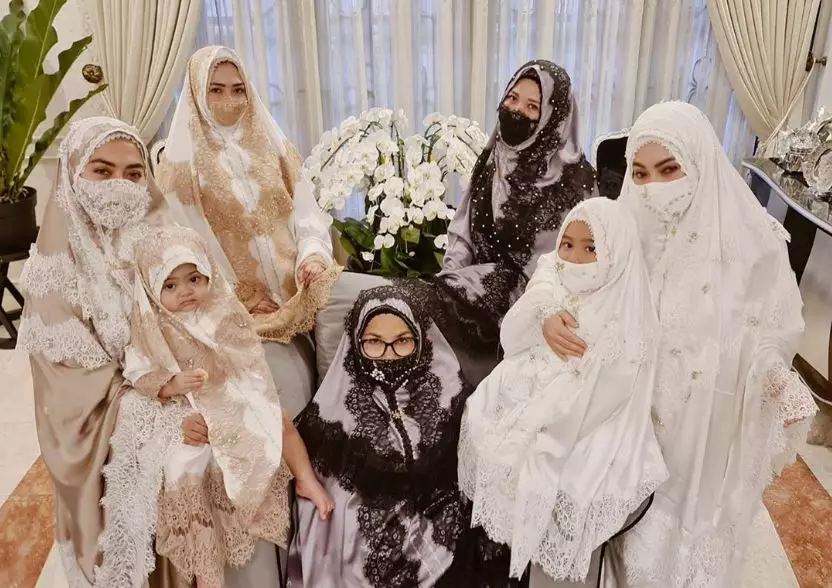 Gaya keluarga Syahrini rayakan Lebaran pakai masker Instagram Gaya keluarga Syahrini rayakan Lebaran pakai masker Instagram