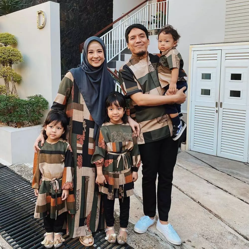 seragam lebaran seleb Berbagai sumber