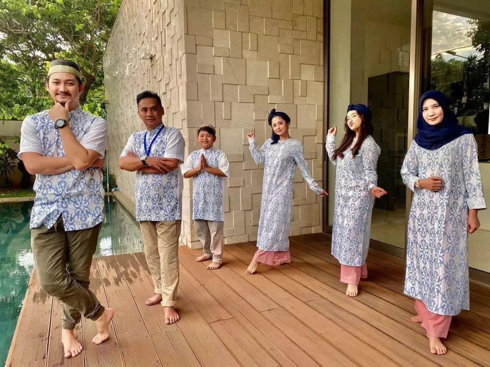 seragam lebaran seleb Berbagai sumber