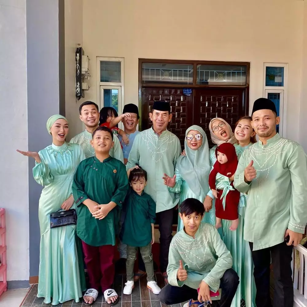 seragam lebaran seleb Berbagai sumber