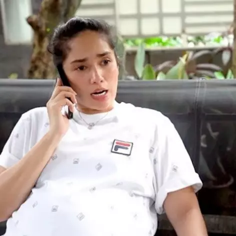 Hamil anak ke-5, ini 8 potret baby bump Ussy Sulistiawaty