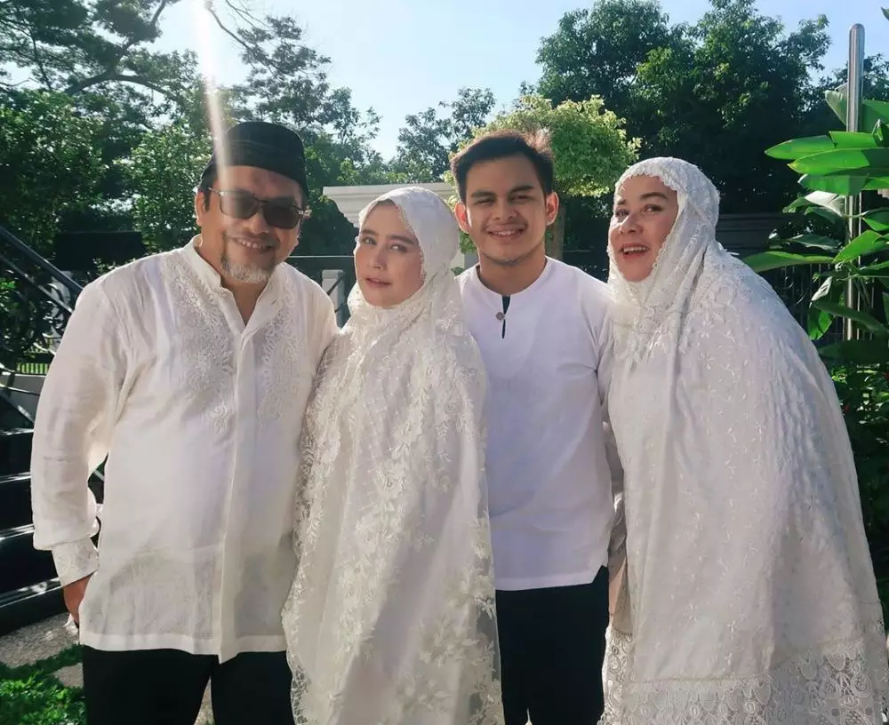 Potret Lebaran Prilly Latuconsina © 2020 brilio.net Instagram/@prillylatuconsina96 Potret Lebaran Prilly Latuconsina © 2020 brilio.net Instagram/@prillylatuconsina96