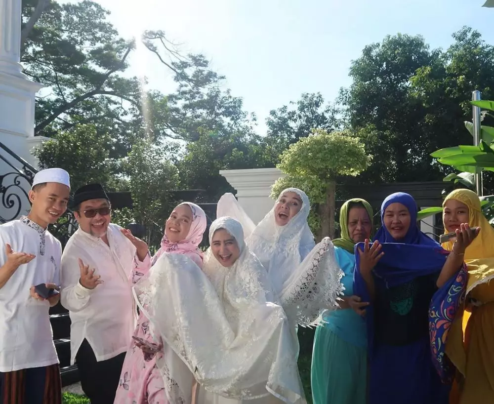 Potret Lebaran Prilly Latuconsina © 2020 brilio.net Instagram/@prillylatuconsina96 Potret Lebaran Prilly Latuconsina © 2020 brilio.net Instagram/@prillylatuconsina96