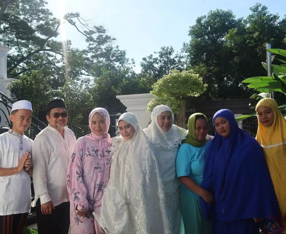 Potret Lebaran Prilly Latuconsina © 2020 brilio.net Instagram/@prillylatuconsina96 Potret Lebaran Prilly Latuconsina © 2020 brilio.net Instagram/@prillylatuconsina96
