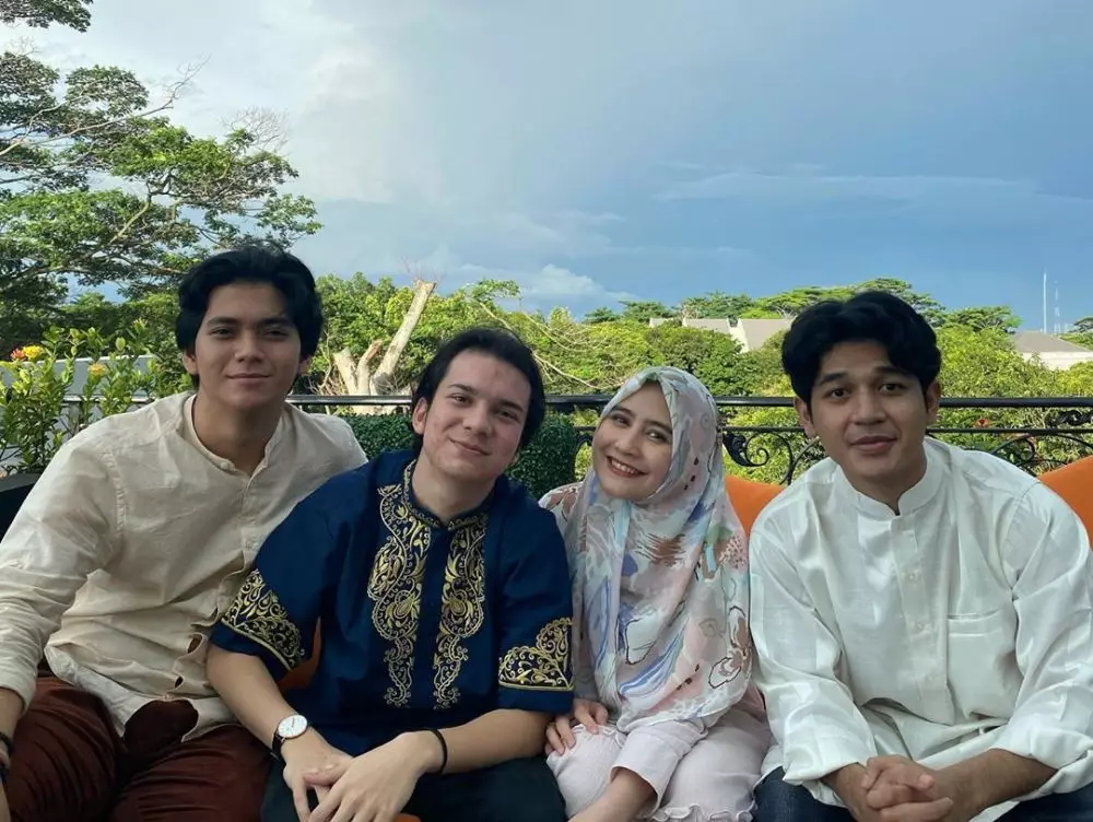 Potret Lebaran Prilly Latuconsina © 2020 brilio.net Instagram/@prillylatuconsina96 Potret Lebaran Prilly Latuconsina © 2020 brilio.net Instagram/@prillylatuconsina96