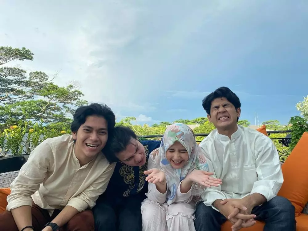 Potret Lebaran Prilly Latuconsina © 2020 brilio.net Instagram/@prillylatuconsina96 Potret Lebaran Prilly Latuconsina © 2020 brilio.net Instagram/@prillylatuconsina96