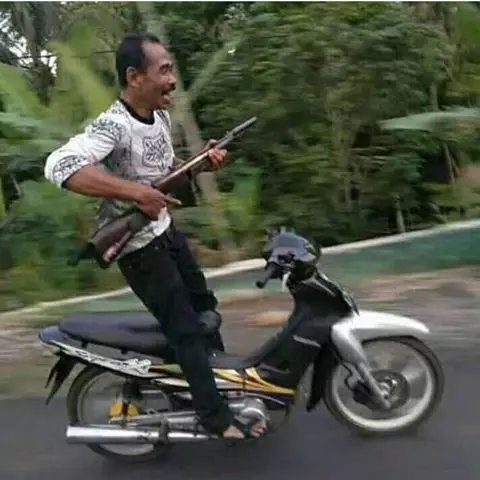 Gaya pengendara motor absurd Berbagai sumber Gaya pengendara motor absurd Berbagai sumber