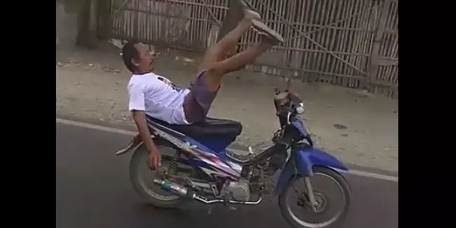 Gaya pengendara motor absurd Berbagai sumber Gaya pengendara motor absurd Berbagai sumber