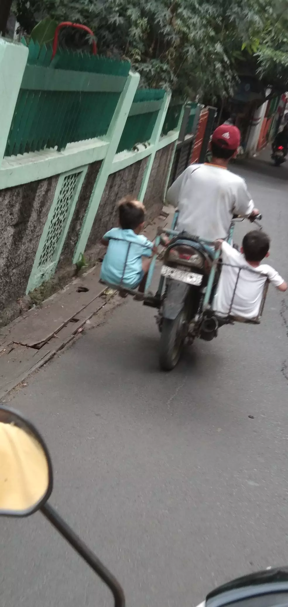 Gaya pengendara motor absurd Berbagai sumber Gaya pengendara motor absurd Berbagai sumber