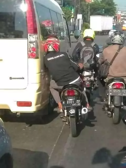 Gaya pengendara motor absurd Berbagai sumber Gaya pengendara motor absurd Berbagai sumber