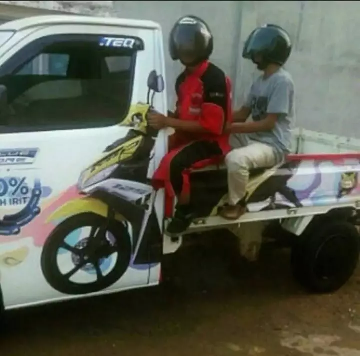 Gaya pengendara motor absurd Berbagai sumber Gaya pengendara motor absurd Berbagai sumber