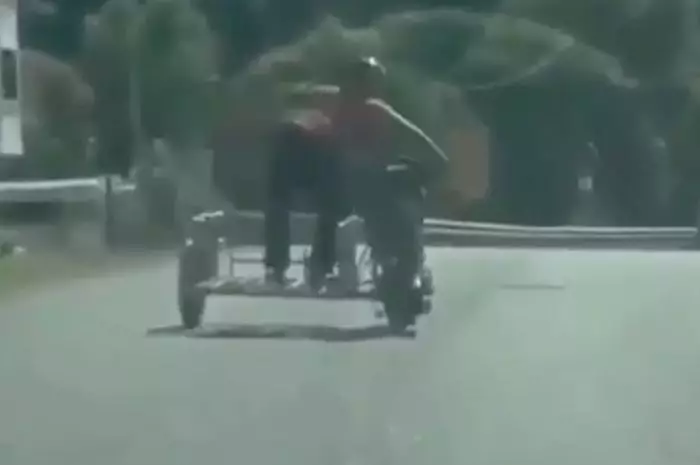 Gaya pengendara motor absurd Berbagai sumber Gaya pengendara motor absurd Berbagai sumber