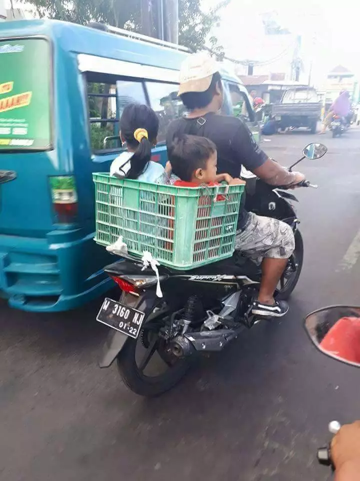 Gaya pengendara motor absurd Berbagai sumber Gaya pengendara motor absurd Berbagai sumber