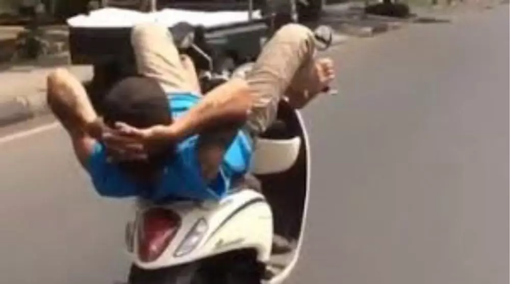 Gaya pengendara motor absurd Berbagai sumber Gaya pengendara motor absurd Berbagai sumber