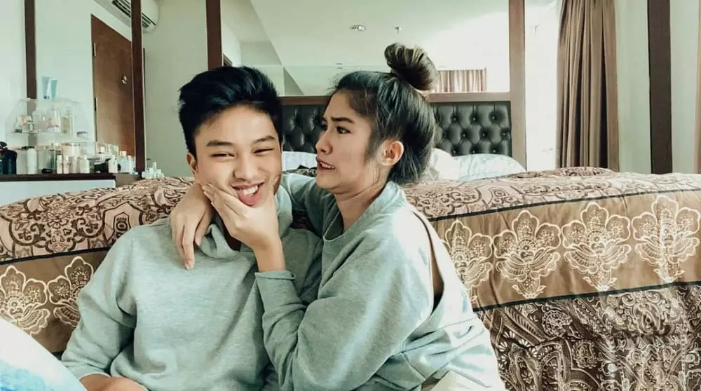 momen pemotretan virtual ochi dan sang adik instagram